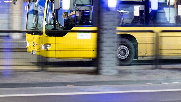 Warum der Reisebus von der Fahrbahn abgekommen ist, ist noch unklar.
