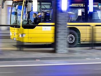 Warum der Reisebus von der Fahrbahn abgekommen ist, ist noch unklar.