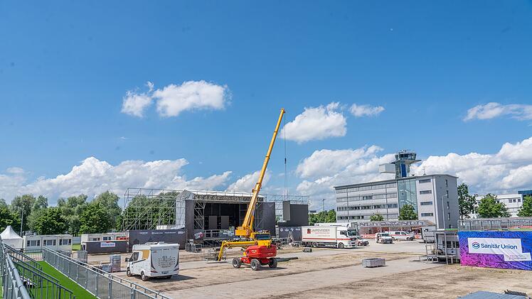 Flughafen Nürnberg: Abflug für Nationalelf - Public-Viewing-Bereich im Aufbau