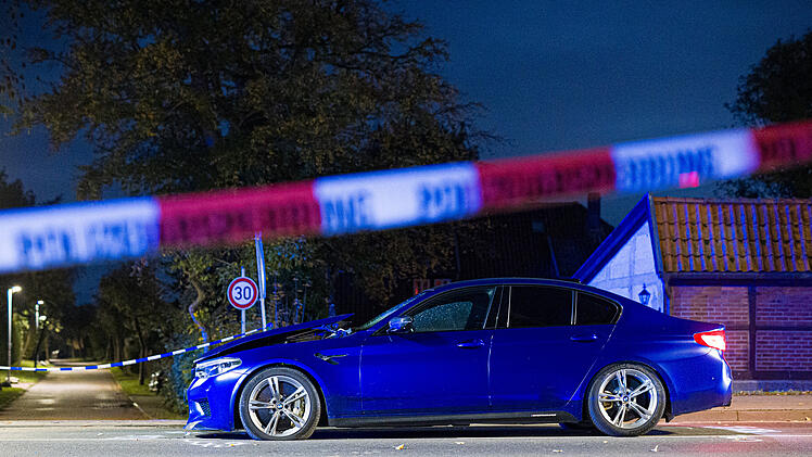 Auto f&auml;hrt in Menschengruppe in Neustadt am R&uuml;benberge