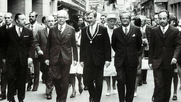 1972 besucht Bundespräsident Gustav Heinemann (vorne, Zweiter von links)  Kulmbach. Beim Spaziergang in der Langgasse begleiten ihn MdB Karl Herold (links), OB Erich Stammberger (Mitte) und Bürgermeister Hans-Dieter Lotz (rechts).