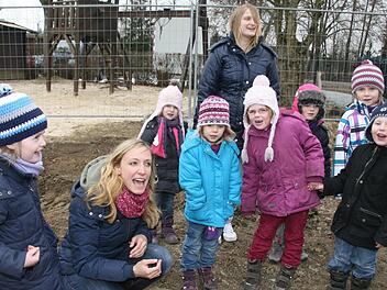 Die Kindergärtnerinnen Anna-Maria Kotschenreuther und Jennifer Kainz (im Hintergrund) haben mit den Kindern für den Spatenstich extra ein Baulied einstudiert.Fotos: Sonja Adam