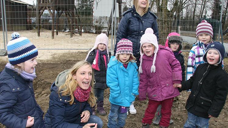 Die Kindergärtnerinnen Anna-Maria Kotschenreuther und Jennifer Kainz (im Hintergrund) haben mit den Kindern für den Spatenstich extra ein Baulied einstudiert.Fotos: Sonja Adam