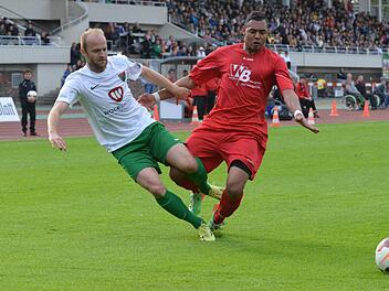 Einfach einen Tick schneller: Schweinfurts Daniel Mache (links) klärt souverän gegen Marc Fernando (TSV Aubstadt). Foto: Marion Wetterich