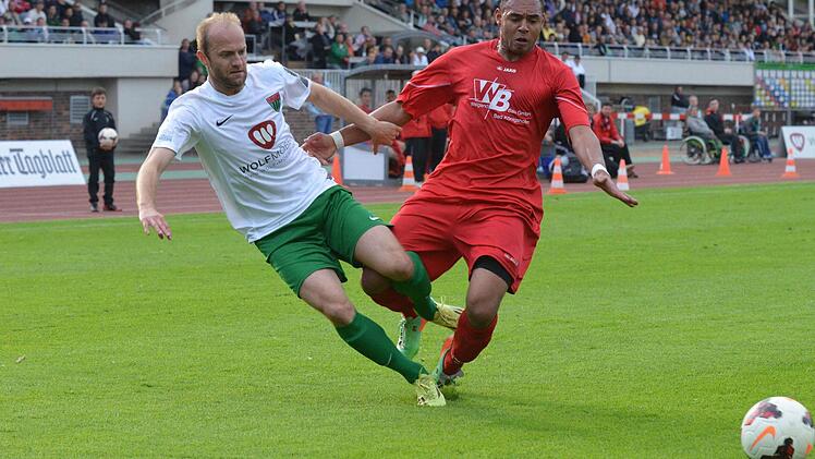 Einfach einen Tick schneller: Schweinfurts Daniel Mache (links) klärt souverän gegen Marc Fernando (TSV Aubstadt). Foto: Marion Wetterich