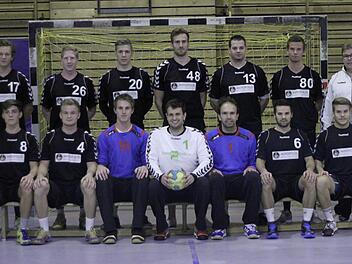 Mit dieser Mannschaft startet der HC Forchheim in seine Bezirksoberliga-Saison. Stehend, v.l.: Felix Engel, Matthias Ochs, Florian Ladwig, Dominic Hecht, Tobias Hallmann, Nicolas Neumann und Trainer Dirk Samel. Vorn, v.l.: Jakob Sekolec, Yannik Schulz, Marcel Elsner, Michael Schmitt, Frank Albrecht, Andreas Mückusch und Julius Sitzmann. Es fehlen: Christian Fürch, Kilian Kiesel, Tobias Radina, Bernd Zuber und Betreuer Günter Hallmann.  Foto: HC Forchheim