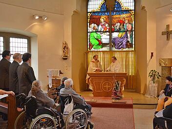 Pfarrer Karl Feser segnete den neuen Altar im Elisabethaspital in Bad Königshofen, während einer Messe mit Diakon Rudi Reuter. Er ist eine Dauerleihgabe der Pfarrgemeinde Premich.  Foto: Friedrich