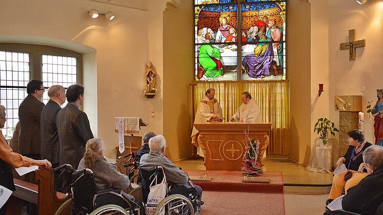 Pfarrer Karl Feser segnete den neuen Altar im Elisabethaspital in Bad Königshofen, während einer Messe mit Diakon Rudi Reuter. Er ist eine Dauerleihgabe der Pfarrgemeinde Premich.  Foto: Friedrich