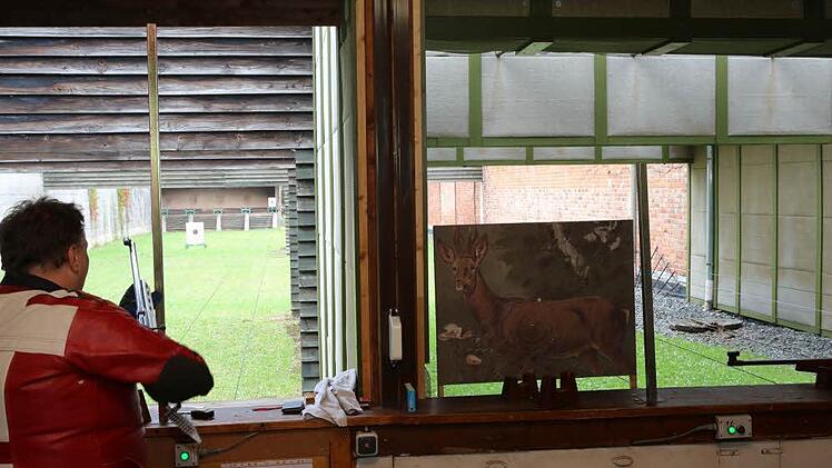 Beim Kleinkaliber auf 100 Meter wird auf eine mit Hirsch bemalte Scheibe geschossen. Foto: Barbara Herbst