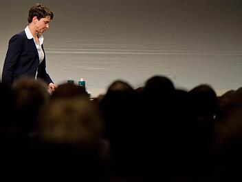 Frauke Petry, Parteivorsitzende der AfD, steht am 29.11.2015 beim 4. Bundesparteitag der Alternative für Deutschland (AfD) in der Niedersachsenhalle vom HCC in Hannover (Niedersachsen) vor den Delegierten. Foto: Julian Stratenschulte/dpa
