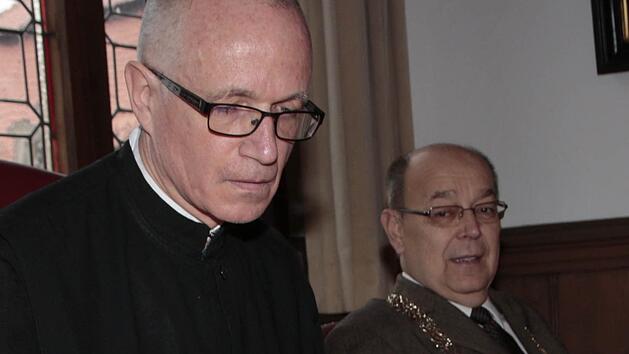 Abt Markus Spanier tr&auml;gt sich in das Goldene Buch der Stadt Forchheim ein. Foto: Josef Hofbauer