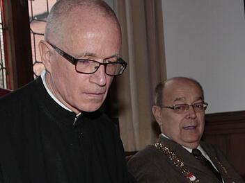 Abt Markus Spanier trägt sich in das Goldene Buch der Stadt Forchheim ein. Foto: Josef Hofbauer