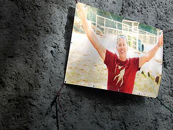 An der Klagemauer klebt ein Bild des Toten. Foto: Petra Malbrich