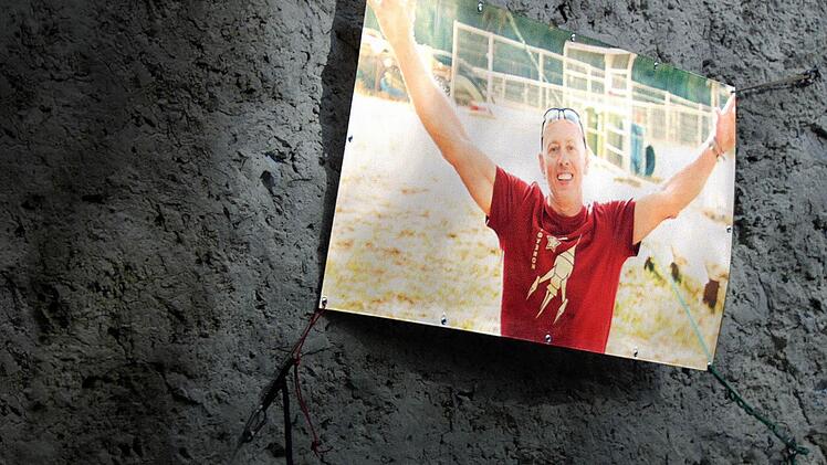 An der Klagemauer klebt ein Bild des Toten. Foto: Petra Malbrich