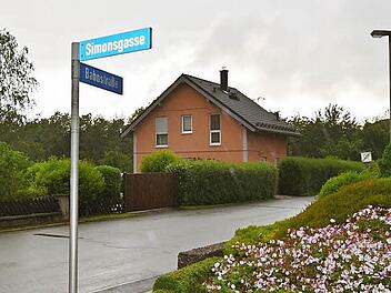Mit den Löchern, Rissen und Fugen im Bahnweg ist bald Schluss, noch in diesem Jahr sollen die Schäden ausgebessert werden.  Foto: Gabi Arnold