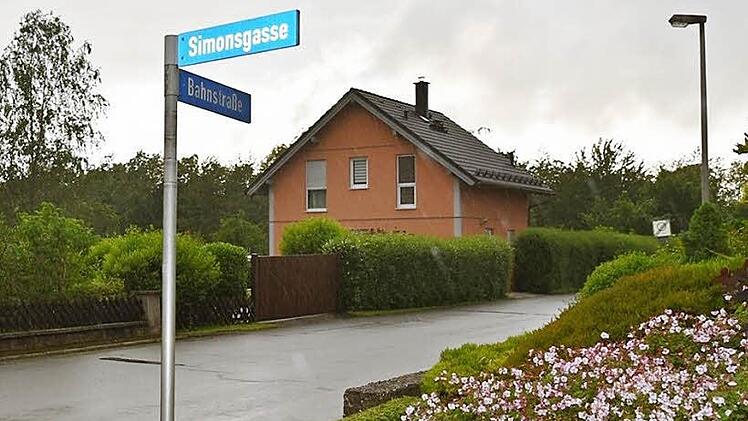 Mit den Löchern, Rissen und Fugen im Bahnweg ist bald Schluss, noch in diesem Jahr sollen die Schäden ausgebessert werden.  Foto: Gabi Arnold
