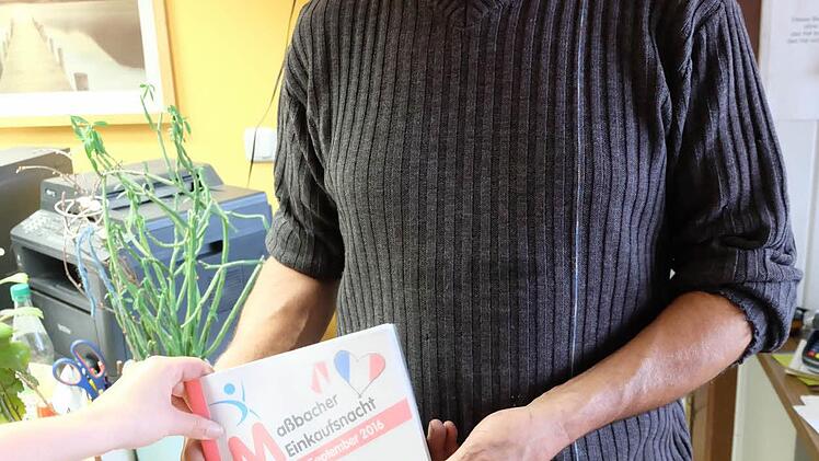 Gewerbevereinsvorsitzender Wolfgang Denner freut sich auf die Fr&auml;nkisch-Franz&ouml;sische Nacht am kommenden Freitag, 16. September.  Foto: Philipp Bauernschubert