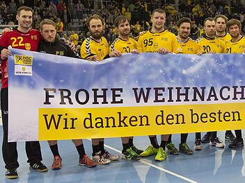 Mit einem großen Transparent verabschiedeten sich die Spieler, "Vestus" und HSC-Trainer Jan Gorr am Mittwochabend von ihren treuen Fans in der HUK-Coburg Arena. Foto: Uwe Gick