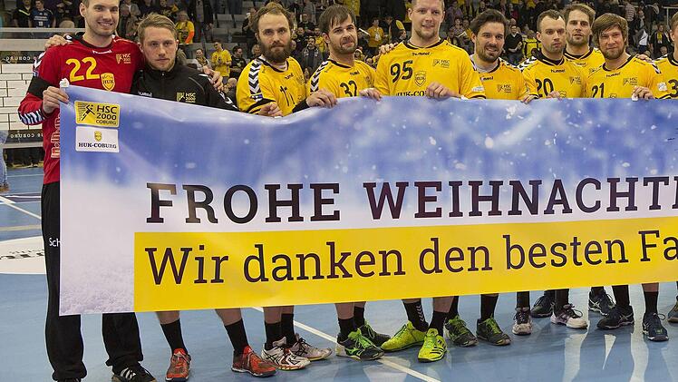 Mit einem großen Transparent verabschiedeten sich die Spieler, "Vestus" und HSC-Trainer Jan Gorr am Mittwochabend von ihren treuen Fans in der HUK-Coburg Arena. Foto: Uwe Gick