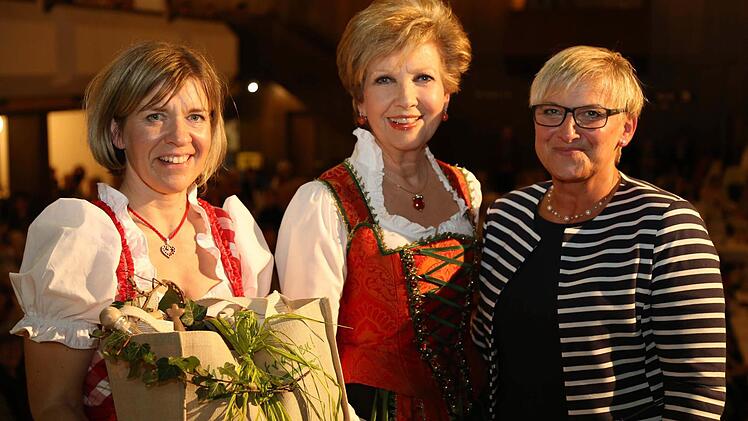 Zum Erinnerungsbild mit Carolin Reiber (Mitte) stellten sich Kreisbäuerin Rosi Kraus (rechts) und ihre Stellvertreterin Christine Werner.  Foto: Franz Galster
