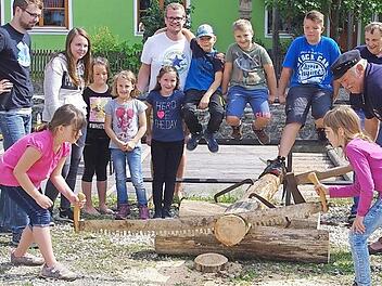 Fr&uuml;h &uuml;bt sich: M&auml;dchen-Power beim S&auml;gen von Baumscheiben mit der Ziehs&auml;ge.  Foto: Heike Sch&uuml;lein