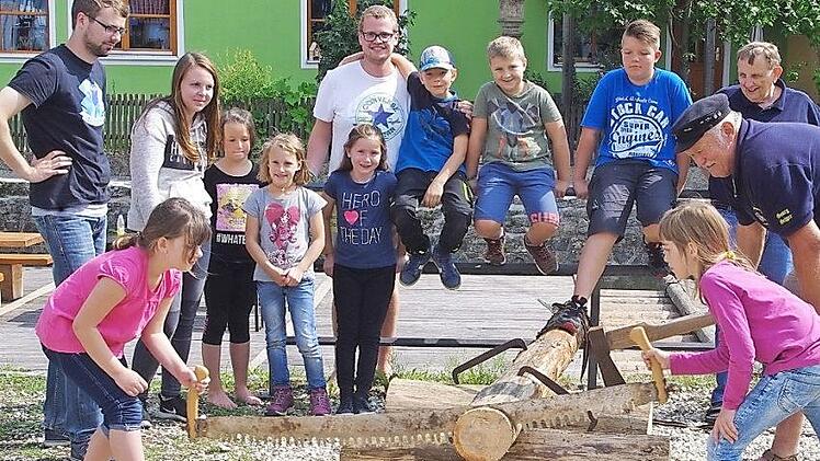 Fr&uuml;h &uuml;bt sich: M&auml;dchen-Power beim S&auml;gen von Baumscheiben mit der Ziehs&auml;ge.  Foto: Heike Sch&uuml;lein