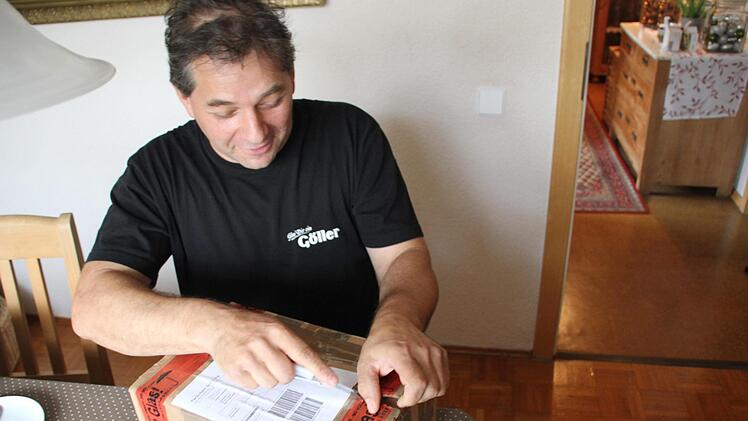 Jürgen Rippstein packt ein Sammlerstück aus, das er bei Ebay für 20 Euro erworben hat. Andreas Lösch