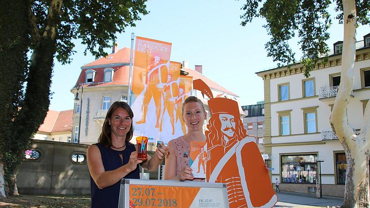 Kathrin Betzen (links) und Ines Hartmann von der Marketing-Abteilung der Staatsbad GmbH mit einigen Produkten. Fotos: Foto: Ralf Ruppert