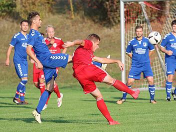 Der FSV Krum versuchte es gegen den TSV Aidhausen immer wieder aus der Distanz - wie Florian Degen in dieser Szene. Ein Weitschuss-Tor gelang dem Bezirksligisten zwar nicht, er siegte aber trotzdem mit 3:1.