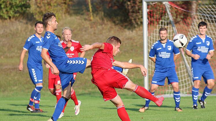 Der FSV Krum versuchte es gegen den TSV Aidhausen immer wieder aus der Distanz - wie Florian Degen in dieser Szene. Ein Weitschuss-Tor gelang dem Bezirksligisten zwar nicht, er siegte aber trotzdem mit 3:1.