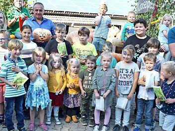 Im Beisein der Vorstandsmitglieder des Gartenbauvereins von Baiersdorf nahmen Vorstandsmitglied Simone Hollweg und B&uuml;rgermeister Robert H&uuml;mmer die Pr&auml;mierung der "K&uuml;rbisz&uuml;chter" vor. Foto: Dieter Radziej