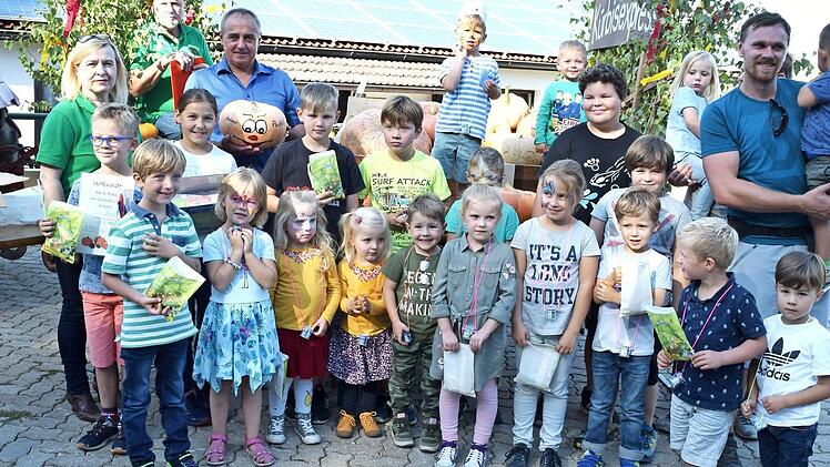 Im Beisein der Vorstandsmitglieder des Gartenbauvereins von Baiersdorf nahmen Vorstandsmitglied Simone Hollweg und B&uuml;rgermeister Robert H&uuml;mmer die Pr&auml;mierung der "K&uuml;rbisz&uuml;chter" vor. Foto: Dieter Radziej