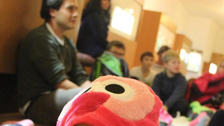 Leseeule Lucy hatte eine gem&uuml;tliche Decke in Pink dabei und genoss die Lesenacht auf der Burg.