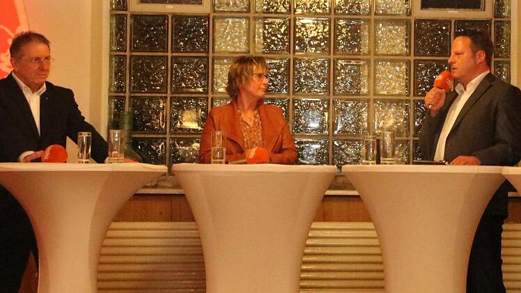 Zwei, die sich verstehen: Dagmar Keis-Lechner und Ingo Lehmann. Henry Schramm bleibt bei der Wahlempfehlung der Grünen außen vor. Unser Bild stamm aus der Podiumsdiskussion zur OB-Wahl vom Februar.Archiv/Jürgen Gärtner