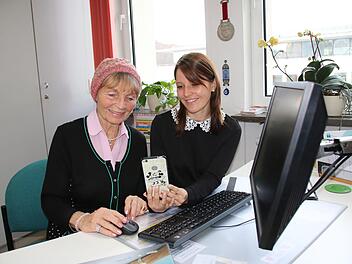 Ein Angebot des Mehrgenerationenhauses: Maren Grom (rechts) berät Gerlinde Stamer im Umgang mit digitalen Medien.  Archiv Ralf Ruppert