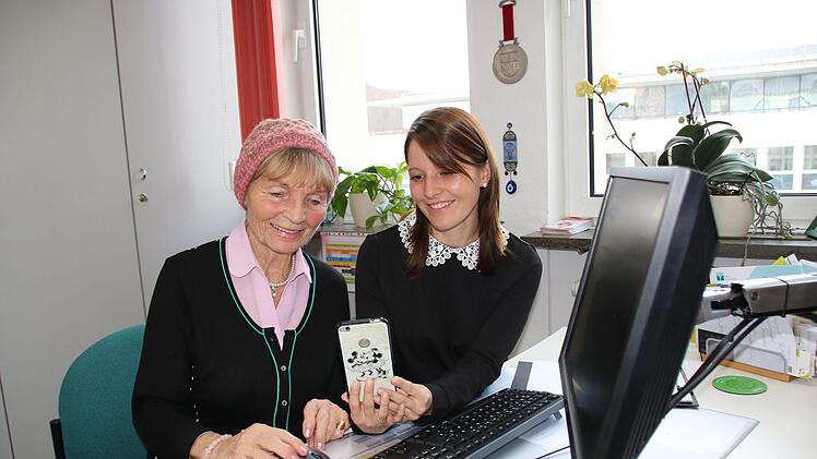 Ein Angebot des Mehrgenerationenhauses: Maren Grom (rechts) berät Gerlinde Stamer im Umgang mit digitalen Medien.  Archiv Ralf Ruppert