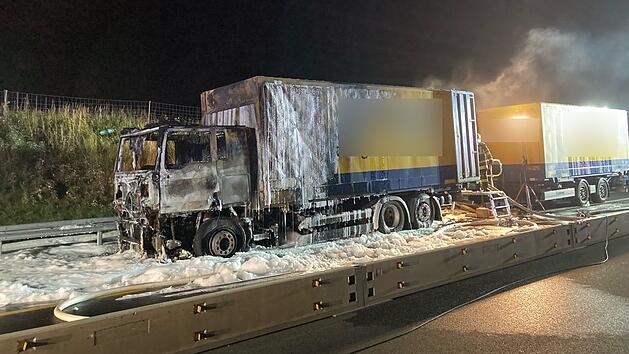 Lastwagen auf A9 in Flammen: Stundenlange Vollsperrung im Kreis Hof