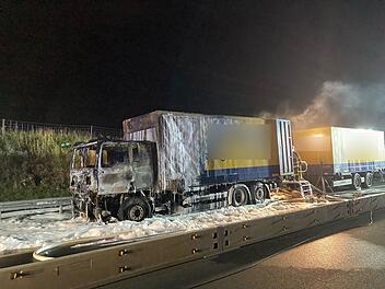 Lastwagen auf A9 in Flammen: Stundenlange Vollsperrung im Kreis Hof