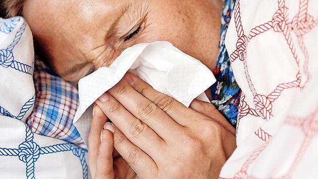 Die derzeit vorherrschende Ba.5-Variante des Omikron-Virus verursacht bei vielen Infizierten grippe&auml;hnliche Symptome.