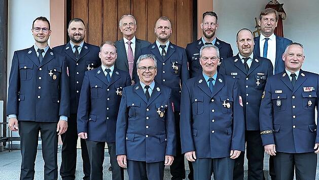 Beim Florianstag in der Gemeinde Obertrubach (v. l.): Christian Meister, Martin Reichel, Andreas Kirsch, Bürgermeister Markus Grüner, Markus Habermann, Alexander Schaffer, Stefan Lang, Patrik Distler, KBM Marc Maier, Landrat Hermann Ulm und KBR Ol...