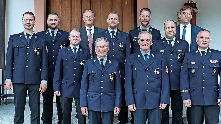 Beim Florianstag in der Gemeinde Obertrubach (v. l.): Christian Meister, Martin Reichel, Andreas Kirsch, Bürgermeister Markus Grüner, Markus Habermann, Alexander Schaffer, Stefan Lang, Patrik Distler, KBM Marc Maier, Landrat Hermann Ulm und KBR Ol...