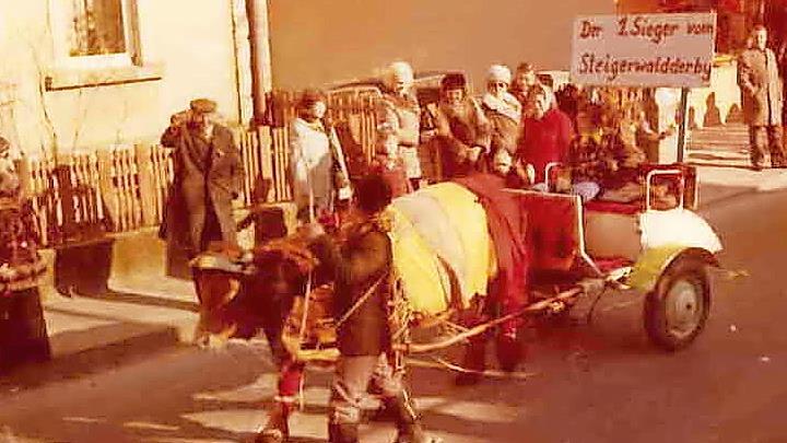 Seit 60 Jahren finden in Trossenfurt Faschingsumz&uuml;ge statt &ndash; anfangs auch mit Ochsenkarren.