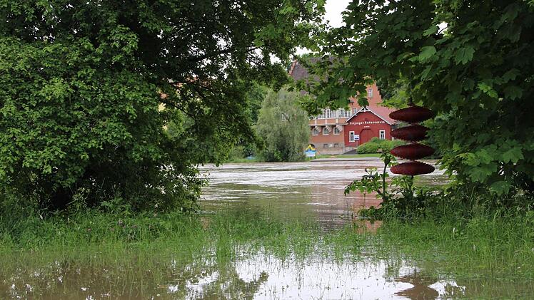 Das Wasser steht dem Bootshaus in Kitzingen bis zum Hals, äh Steg.  Foto: Carmen Schmitt