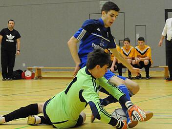 Prickelnde Szenen vor den Toren erwarten die Zuschauer bei den Bezirksmeisterschaften in Münnerstadt, wie hier bei den Kreismeisterschaften an gleicher Stelle mit Jonas Back von der U 17 des gastgebenden TSV und Keeper Christoph Kempf (JFG Grabfeld). Foto: ssp