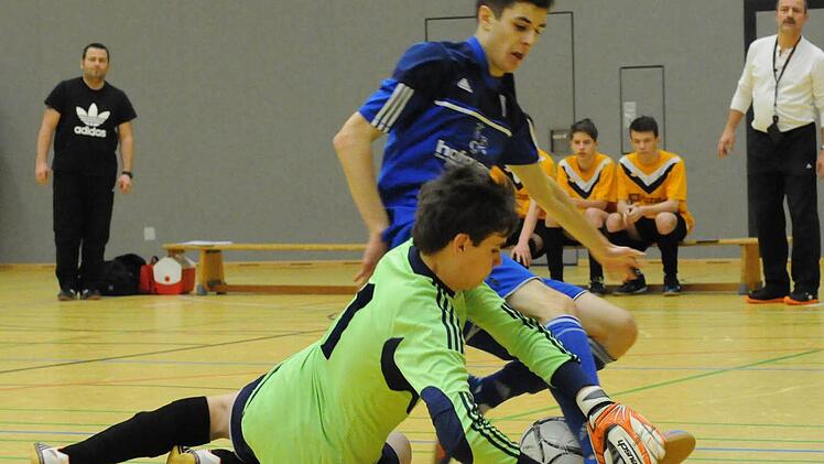 Prickelnde Szenen vor den Toren erwarten die Zuschauer bei den Bezirksmeisterschaften in Münnerstadt, wie hier bei den Kreismeisterschaften an gleicher Stelle mit Jonas Back von der U 17 des gastgebenden TSV und Keeper Christoph Kempf (JFG Grabfeld). Foto: ssp