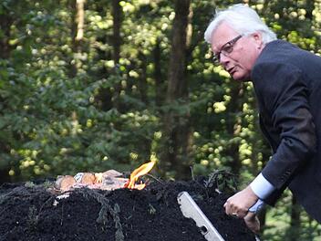 FWV-Vorsitzender Dieter Frank entzündete den Meiler. Er wird nun rund um die Uhr bewacht. Foto: Klaus Klaschka