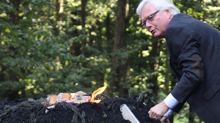 FWV-Vorsitzender Dieter Frank entzündete den Meiler. Er wird nun rund um die Uhr bewacht. Foto: Klaus Klaschka