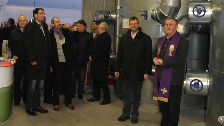Die Pfarrer Ignacy Kobus (rechts) und Armin Baldruschat (Zweiter von rechts) segneten das neue Heizhaus beim Anschürfest. Foto: Sonja Adam