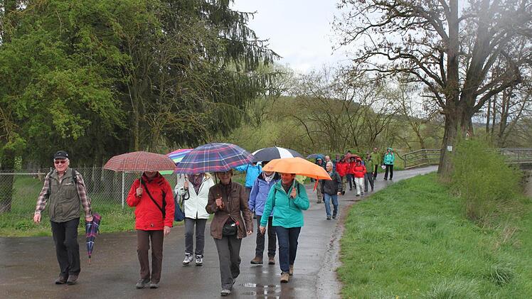 Leserwanderung der Saale-Zeitung auf den Sodenberg am 16. April ... mit dem entsprechenden April-Wetter. Foto: Paul Ziegler