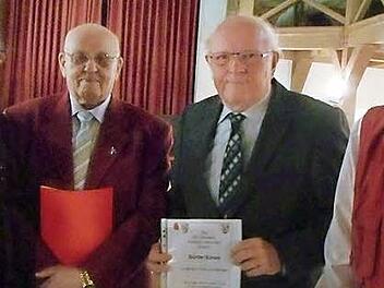 Nach dem sogenannten Weckruf (unten) wurden treue SPD-Mitglieder geehrt (v. l.): Hans Trebes, Eugen Fehn, Günter Künzel und Rudolf Müller.  Fotos: Jens Trebes